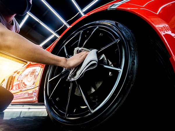 lavaggio-a-mano-pulire-interni-oleggio